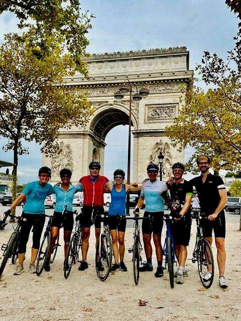 Victoria and team mates in front of the Arc de Triomphe